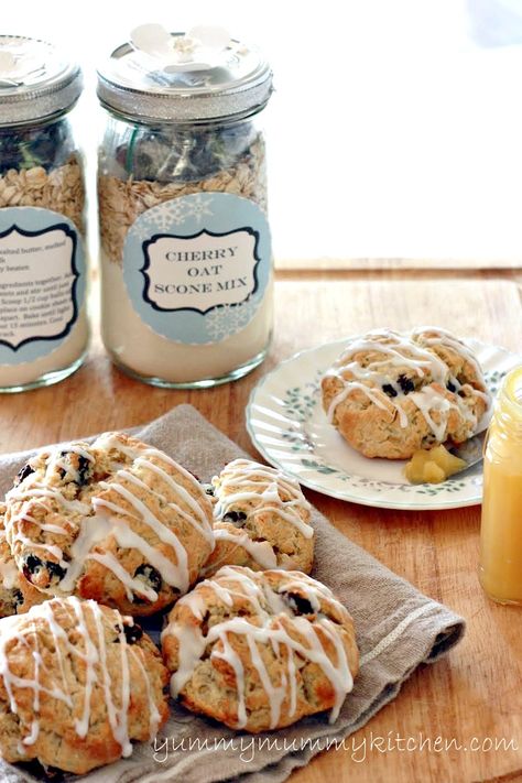 Cherry Oat Scone Mix {Homemade Gift with Printable Labels} - Yummy Mummy Kitchen Oat Scones Recipe, Easy Food Gifts, Oatmeal Scones, Oat Scones, Cherry Oatmeal, Mix In A Jar, Scone Mix, Diy Food Gifts, Diy Edible