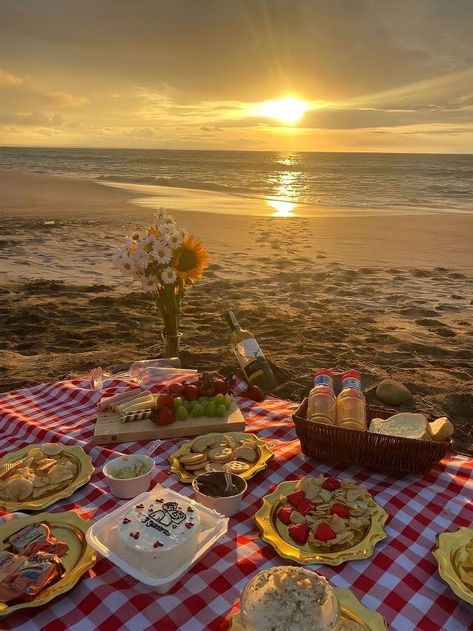 Romantic Beach Picnic, Picnic Date Food, Picnic On The Beach, Dream Dates, Picnic Inspiration, Picnic Decorations, Cute Date Ideas, Picnic Birthday, Beach Date