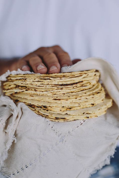 Homemade Corn Tortillas Homemade Corn Tortillas, Diy Easy Recipes, Corn Tortillas, Mexican Dishes, Naan, Tortillas, Traditional Food, Diy Food Recipes, Pita