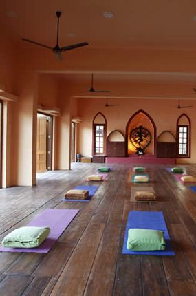 beautiful yoga space. This is so wonderful. I want to practice here Yoga Space Design, Health Studio, Yoga Spaces, Yoga Chic, Yoga Shala, Meditation Chair, Yoga Store, Meditation Studio, Yoga Studio Design