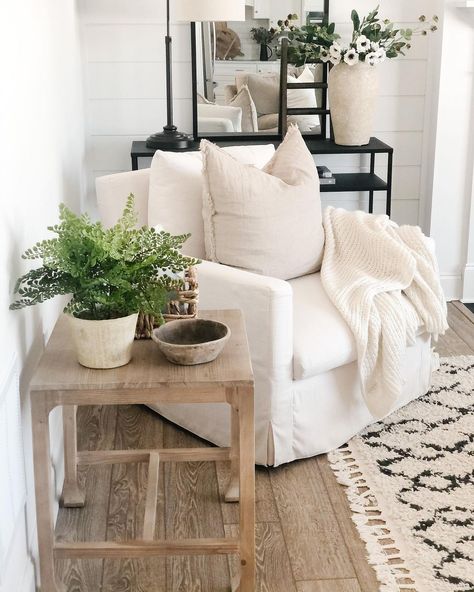 40 End Table Decor Ideas You Will Love End Table Ideas Living Room, End Table Styling, End Table Decor, Living Room End Table Decor, Decorating End Tables, Pottery Barn Decor, Gold End Table, Large Flower Vases, White End Tables