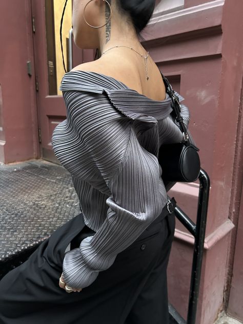 Issey Miyake Outfit, Pleats Top, Issey Miyake Pleats, Issey Miyake Pleats Please, Ootd Outfits, Archive Fashion, Pleats Please, Pleated Top, Copenhagen Style