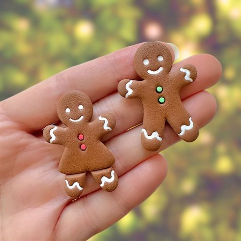 The cutest little gingerbread cookie magnets for your fridge and beyond. They make the perfect Christmas gift for your friends and family. Fun and functional! And you can choose the color of the buttons to match your style best ❤️💚💛💜 Decorate your fridge, magnetic whiteboard, metal filing cabinet, locker, and more. Magnets are a fun way to add charm to your space and express yourself! COUNT: One gingerbread magnet per order. PLEASE NOTE THE SIZE: Approximately 1.6 inches tall Photos are enlarged to show details. HOW THEY'RE MADE: All magnets are 100% handmade as artistic representations (not exact replications). No two will be exactly the same! The magnets are made with polymer clay and neodymium magnets. FUNCTIONALITY: The magnets will hold a couple of sheets of paper, a photograph, or Christmas Clay Magnets Diy, Christmas Magnets Diy Craft Ideas, Clay Christmas Magnets, Clay Magnets Easy, Clay Diy Magnets, Homemade Magnets Clay, Fimo Christmas Ornaments, Christmas Magnets Diy, Clay Food Magnets