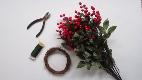 Candle Wreath Rings, Christmas Candle Rings Diy, Diy Candle Rings How To Make, Diy Candle Ring, Candle Ring, Candle Rings Diy, Diy Holiday Candles, Christmas Candle Rings, Christmas Candlesticks