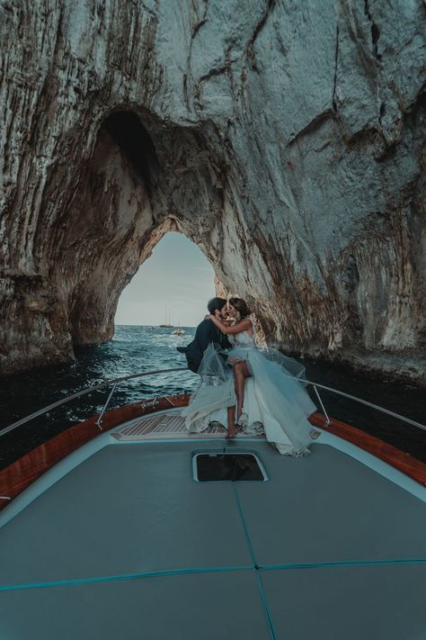 Honey Moon Places, Dream Honeymoon Destinations, Cheap Honeymoon, Boat Photoshoot, Italian Wedding Venues, Honeymoon Night, Bali Honeymoon, Honeymoon Pictures, Getting Married In Italy