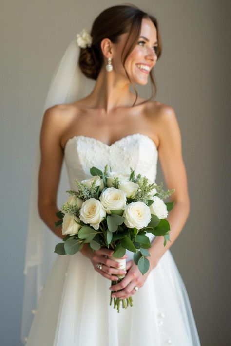 bridesmaid bouquet white green White Bride Flower Bouquet, White And Green Wedding Party, Bridesmaid Single Flower, All White Bridesmaid Bouquet, Elegant Bridesmaid Dresses Long, Simple Wedding Bouquet, White And Green Wedding Flowers, Bride Flower Bouquet, White And Green Bouquet