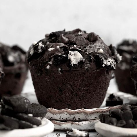 Oreo Muffins Gluten Free Chocolate Muffins, Oreo Muffins, Triple Chocolate Muffins, Sunflower Cupcakes, Oreo Flavors, Oreo Cupcakes, Quick Breakfast Recipes, Chocolate Sandwich, Chocolate Sandwich Cookies