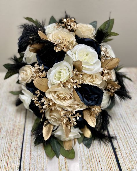 Black White Gold Flower Arrangements, Black Gold And Beige Wedding, Black White And Gold Flower Bouquet, Black Gold And Cream Wedding, Black And Gold Themed Wedding, Black And Gold Wedding Bridesmaids, Black And Gold Flower Arrangements, Black Gold And Green Wedding, Black Gold Bouquet