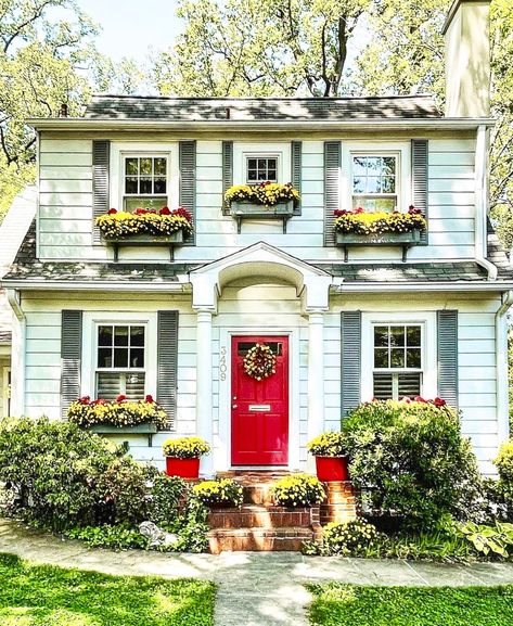 Clapboard, window boxes, even the shutters look great despite being decor only Raleigh Homes, Nice Houses, Veranda Magazine, Vintage Houses, Dream Cottage, Small Cottage, Boho House, Stone Cottage, Cute House