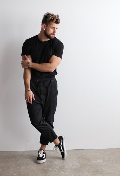 Athleisure Outfits Men, Black Sneakers Outfit, Best Casual Shirts, Sneakers Outfit Casual, Dresses With Vans, Gentleman Outfit, Look Festival, Bespoke Clothing, Mens Summer Outfits