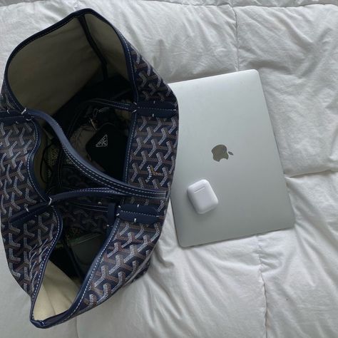 Goyard Tote Outfit, Goyard Tote Bag, Outfit Airport, Uni Bag, Macbook Bag, Goyard Tote, Inside My Bag, Tote Outfit, Super Rich Kids