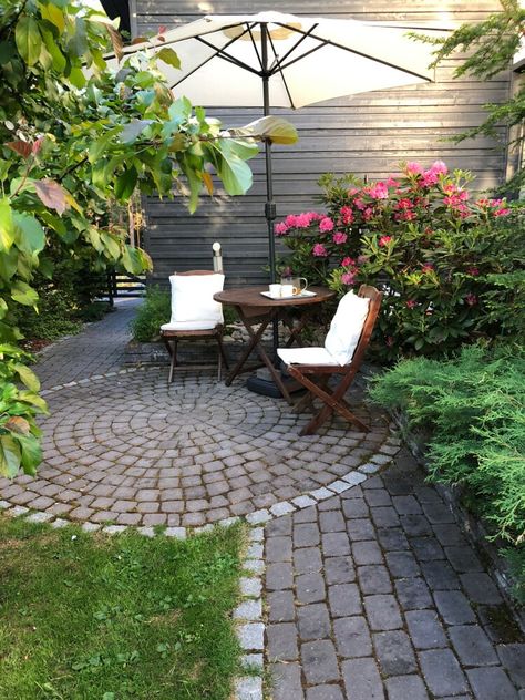 20 Small Patio Ideas for Every Budget Paris Patio, Small Backyard Patio Designs, Small Patio Ideas, Crushed Gravel, Decorative Pebbles, Gravel Patio, Enclosed Patio, Metal Pergola, Small Courtyards