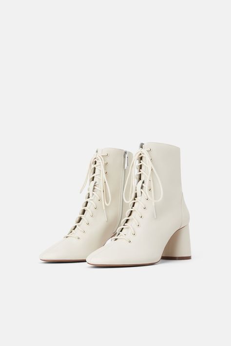 Zara; white lace-up leather ankle boots Dr Shoes, White Boots, Best Sneakers, Nike Air Max 97, Heeled Ankle Boots, Top Shoes, Leather Ankle Boots, Manolo Blahnik, Boot Shoes Women