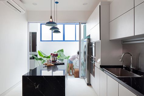 Gallery - House at Poh Huat Road / Envelope Architects - 10 One Wall Kitchen With Island, House Layout Design, Singapore House, Wide Kitchen, One Wall Kitchen, Gallery House, Kitchen With Island, Narrow House, Terrace Design