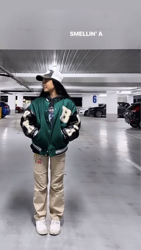 Green Racer Jacket Outfit, Outfits With A Green Jacket, Varsity Jacket Winter Outfit, Letterman Jacket Outfit Aesthetic, Letterman Jacket Outfit Woman, Green Letterman Jacket Outfit, Basketball Jacket Outfit, Green Varsity Jacket Outfit, College Jacket Outfit