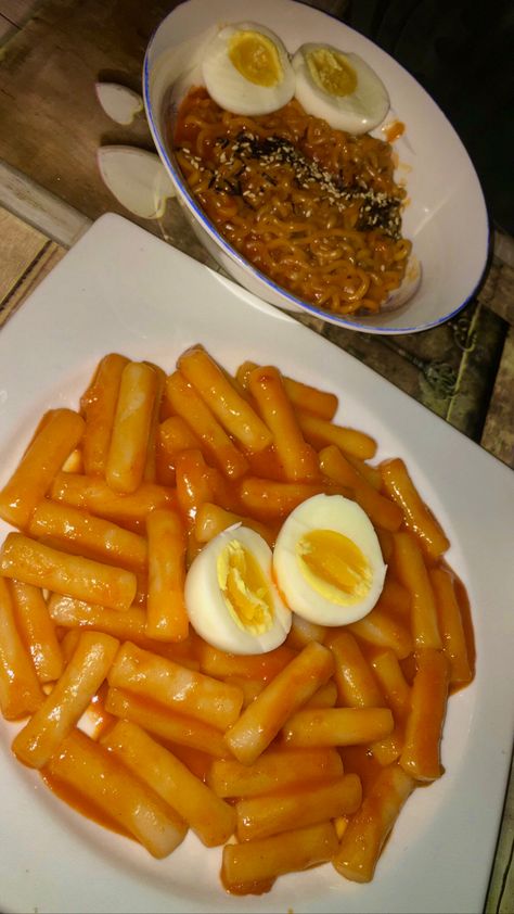 Ramen And Tteokbokki, Tteokbokki Ramen, Ramen Tteokbokki, Asain Food, Food Ramen, Junk Food Snacks, Food Babe, Food Therapy, Healthy Food Motivation