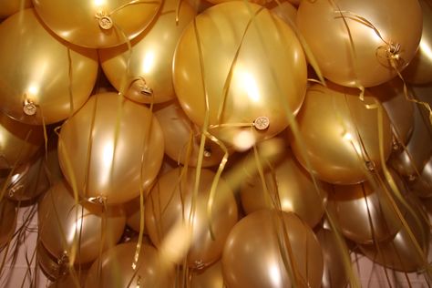 Gold balloons 1920s Aesthetic, Hogwarts Party, Balloons Photography, Blue Shabby Chic, Trendy Party Dresses, 1920s Party, Golden Wall, Prom Theme, The Great