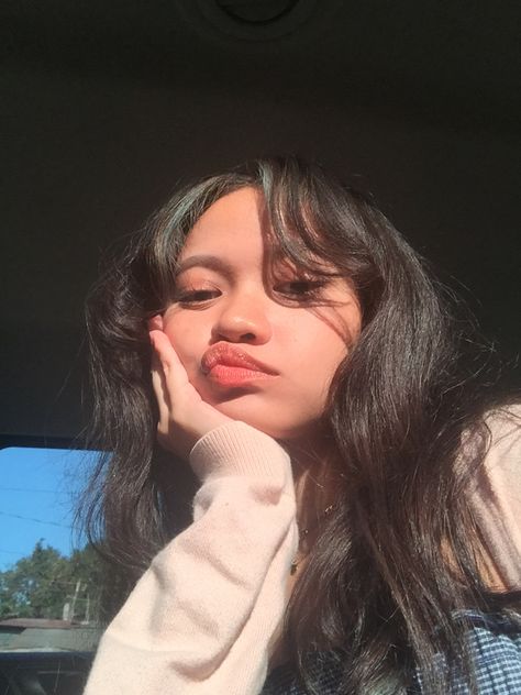 Pout References, Sun Kissed Aesthetic Selfie, Sunkissed Poses, Kissing Poses, Pout Face, Iphone Instagram, Female Reference, Hair Idea, Poses Instagram