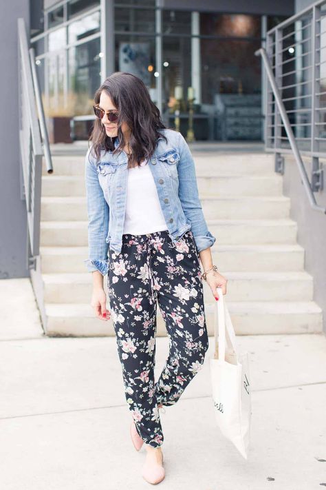 Jogger Pants Outfit Women, Denim Jacket Trend, Coloured Denim Jacket, Athleisure Outfits Summer, Trendy Joggers, Joggers For Women, Jogger Pants Outfit, Floral Joggers, Denim Jacket Outfit