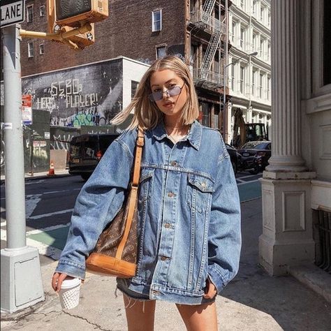 Jeans Jacket Aesthetic, Oversized Jean Jacket Outfit Aesthetic, Jacket Jeans Outfit, Jeans Jacket Outfit, Denim Jacket Oversized, Louis Vuitton Outfit, Sac Louis Vuitton, Jean Jacket Outfits, Denim Jacket Outfit