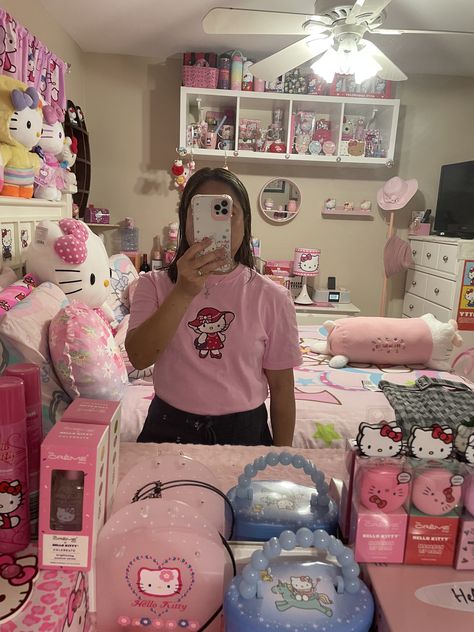 Cute Room Hello Kitty, Hello Kitty Display, Hello Kitty Room Inspo Y2k, Pink Bedroom Ideas Hello Kitty, Coquette Room Hello Kitty, Pink Bedroom Hello Kitty, Bedroom Guide, Hello Kitty Bedroom, Hello Kitty Rooms