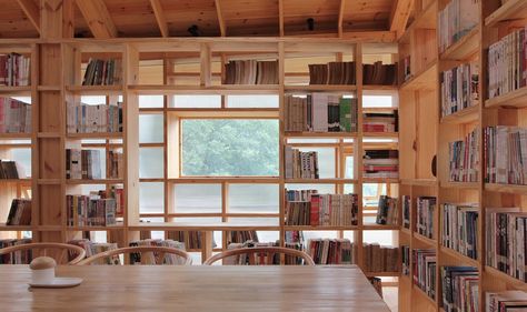 Mountain House in Mist / Shulin Architectural Design Japanese Library, Light Hardwood, Minnesota Home, Light Hardwood Floors, Library Images, Book Shelves, Courtyard House, Mountain Homes, Through The Window