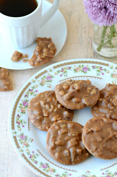 Neighborhood Christmas Gifts, Praline Candy, Praline Recipe, Shipping Cookies, Butterscotch Pudding, Heirloom Recipes, Cookies Baking, Pecan Pralines, Christmas Foods