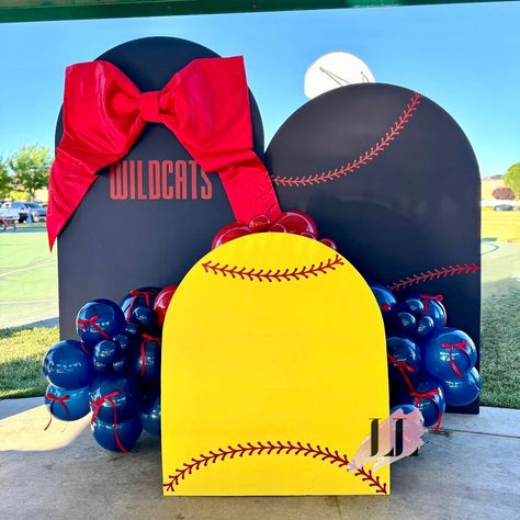 For the love of softball. 🥎❤️ I just adore this big bow! 🎀 A perfect recreation of the cute red bows worn by the Freshman Wildcats this season. 🥰💙 @mantecayouthsoftball Custom backdrop, balloons, and bow @aloveforlavish - - - - Big bow, bow trend, bows and balloons, backdrop and balloons, softball, softball ideas, softball party, wildcats, bows and backdrops, balloon styling, backdrop styling, backdrop ideas, bow inspo, bow ideas, party inspiration, bow styling Softball Backdrop Ideas, Softball Balloons, Softball Balloon Arch, Softball Christmas Party, Softball Party Decorations, Balloon Styling, Softball Decorations, Balloon Craft, Backdrop Balloons