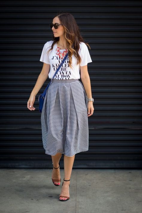 DIY FRIDAY: PLEATED MIDI SKIRT | Merrick's Art | Merrick's Art Rok Midi, Diy Sy, Hooded Sweatshirt Dress, Style Casual Chic, Mode Casual, Modest Clothing, Outfit Trends, Pleated Midi Skirt, Looks Style