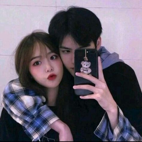 Walpapers Cute, Korean Couple Photoshoot, Korean Best Friends, Cute Couple Dp, Couples Vibe, Couple Pfp, Couple Dp, Ulzzang Couple, Avatar Couple