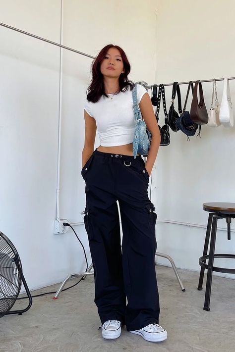 Black Cargos Fits, Green Parachute Pants Outfit, Downtown Outfits Summer, Black Cargo Pants Outfit, Parachute Pants Outfit, Tomboy Stil, Pakaian Hipster, Parachute Cargo Pants, Parachute Cargo