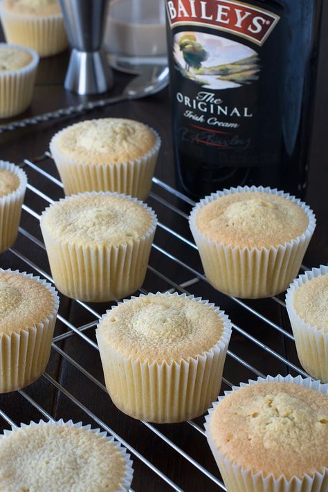 These Baileys cupcakes are so simple to make there's really no excuse not to. Perfect topped with Baileys buttercream and perhaps a hidden Baileys truffle centre too! Baileys Recipes Desserts, Baileys Recipes Drinks, Baileys Buttercream, Baileys Cupcakes, Baileys Dessert, Baileys Irish Cream Recipes, Baileys Cake, Irish Cream Recipe, Boozy Cupcakes