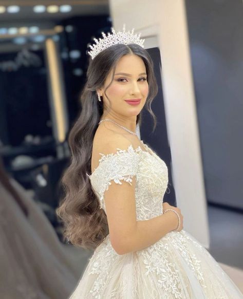 Hair Wedding Style With Crown, Simple Quince Hairstyles With Crown, Long Hair Wedding Styles With Crown, Bridal Hair Half Up With Crown, Bride Hairstyles Down Loose Waves, Bride Hairstyle With Crown, Hairdo Wedding The Bride, Bridal Crown Hairstyles, Bridal Hairstyle With Crown