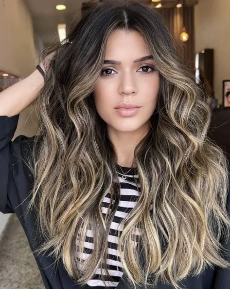 Dark Roots Light Ends, Dark Red Highlights, Brown Balayage Hair, Balayage Styles, Balayage Hair Color Ideas, Balayage Hair Color, Brunette Balayage, Caramel Balayage, Dirty Blonde Hair