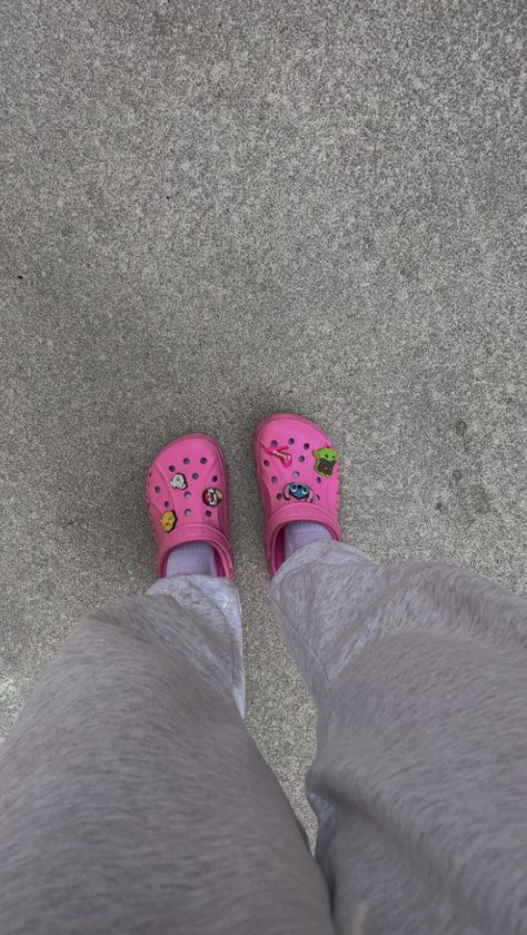 Pink Crocs Charms, Ballerina Pink Crocs Outfit, Crocs Inspo Charms, Pink Crocs With Charms, Taffy Pink Crocs, Pink Crocs Aesthetic, Pink Crocs Outfit, Crocs Aesthetic Outfit, Aesthetic Crocs