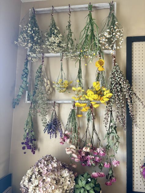 Dried Flowers Above Bed, Dried Flowers Room Decor, Flowers Room Decor, Flower Room Decor, Theme Bedroom, Chill Room, Country Theme, Study Room Decor, Above Bed