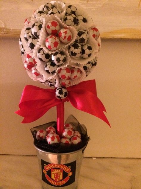 Football Gift Ideas, Football Candy, Football Theme Birthday, Handmade Christmas Presents, Candy Trees, Football Diy, Sweet Trees, Sweet Gift Ideas, Soccer Birthday