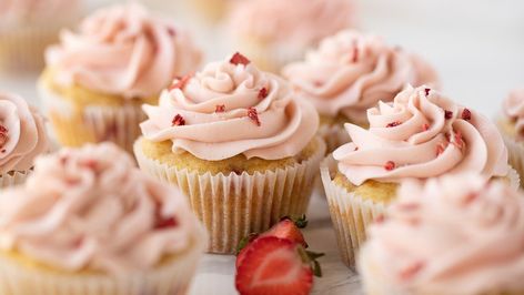 Gluten-Free Fresh Strawberry Cupcakes | Chef Janet Fresh Strawberry Cupcakes, Strawberry Filled Cupcakes, Gluten Free Cupcake Recipe, Strawberry Cupcake Recipes, Vegan Chocolate Frosting, Gourmet Gluten Free, Strawberry Gluten Free, Buttercream Frosting For Cupcakes, Gluten Free Cupcakes