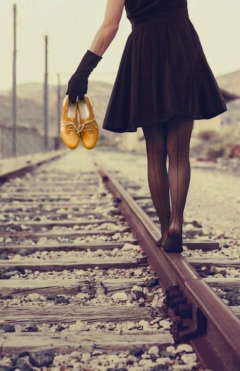 Railroad Photoshoot, Train Tracks Photography, Senior Photo Poses, Artsy Pictures, Railroad Photography, Train Photography, Model Poses Photography, Photography Poses Women, Train Tracks