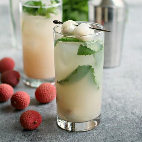 Sake Vodka Lychee Punch Recipe Lychee Punch, Lychee Recipes, Healthy Skin Smoothie, Lychee Mojito, Lychee Cocktail, Lychee Juice, Punch Recipe, Cocktail Drinks Recipes, Punch Recipes