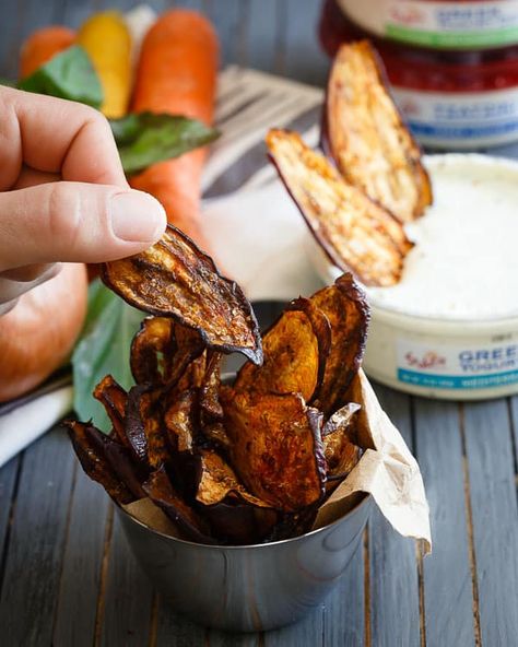 Mediterranean spiced eggplant chips Vegan Munchies, Mediterranean Eggplant, Eggplant Chips, Junk Food Cravings, Fruit And Veggie, Veggie Chips, Dehydrated Food, Eggplant Recipes, Dehydrator Recipes