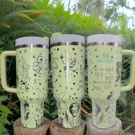 Stanley Engraving, Stanley Cup Designs, Vaso Starbucks, Stanley Ideas, Faith Trust And Pixie Dust, School Suplies, Disney Cups, New Home Decor Ideas, Bedroom Drawing