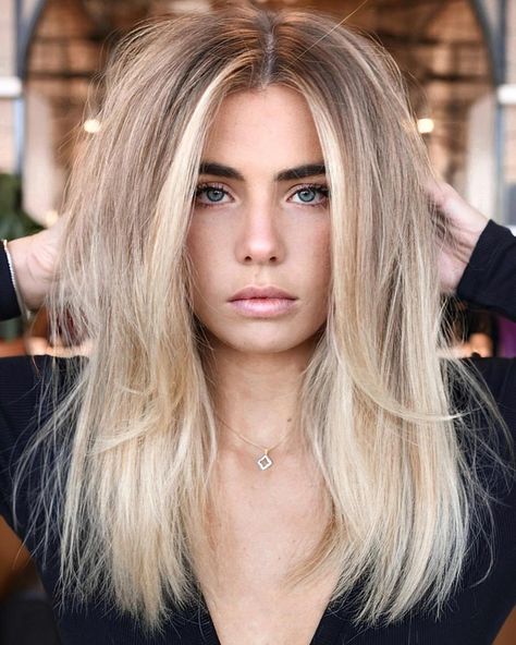 Mid Length Straight Haircut with Highlights on a Dark Blonde Base Mid Length Blonde Hair, Mid Length Straight Hair, Long Length Haircuts, Face Framing Highlights, Highlights Inspiration, Shoulder Length Straight Hair, Money Piece Hair, Medium Length Hair Straight, Medium Length Blonde Hair