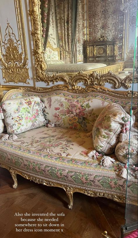 Classic Home Furniture, Pretty Furniture, Modern Luxury Bedroom, Carved Furniture, Luxury Bedroom Master, Shabby Chic Bedrooms, Elegant Furniture, Dream House Interior, Interior Fabric