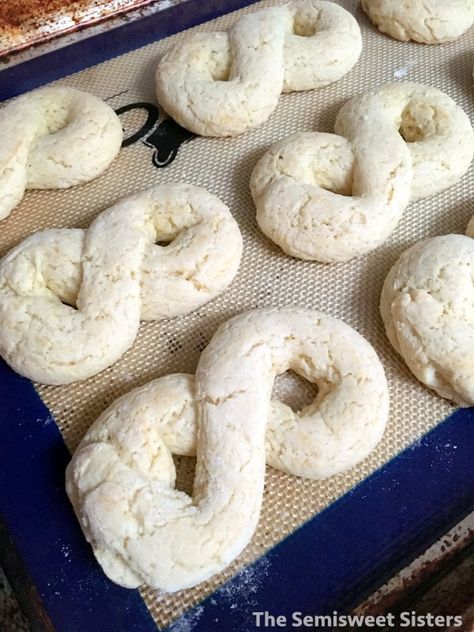 Norwegian Kringla Cookies Kringla Cookies, Kringla Recipe, Norwegian Cookies, Gerd Recipes, Amazing Cookie Recipes, Norwegian Food, Sour Cream Recipes, Foreign Food, Scandinavian Food