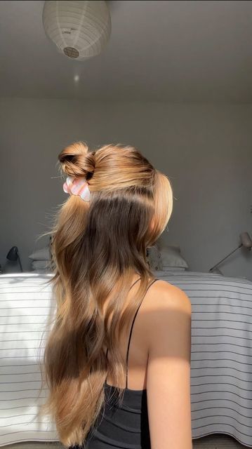 Halfup Halfdown Hairstyles With Claw Clip, Claw Lip Hairstyle, Hairstyles With Small Clips, Clawclip Hairstyle Medium Hair, Clawclip Hairstyle Long Hair, Mini Claw Clip Hairstyles, Cute Claw Clip Hairstyles, Hairstyles Claw Clip, Autumn Hairstyles