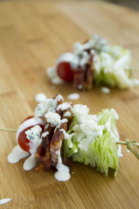 Salad On A Stick, Lettuce Wedge, Sommer Mad, Wedge Salad, Salad Pasta, Quick Appetizers, Buffalo Chicken Dip, Easy Entertaining, Buffalo Wings