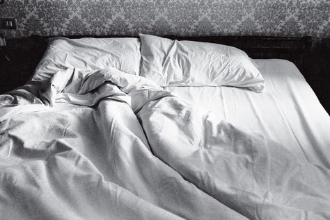 In 1981, the French artist Sophie Calle took a job as a hotel maid in Venice and recorded what she found in the rooms she was charged with cleaning. Click to see more images from the celebrated—and controversial—artist’s photo series. Manga Inspiration, Bedroom Photography, Miss Moss, Haunted Dolls, Film Images, Set Of Drawers, French Women, Photo Series, The New Yorker