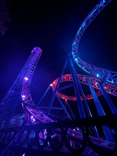 #amusement #amusementpark #rollercoaster #night #lights #purple #friends Neon Amusement Park, Roller Coasters At Night, Amusement Parks At Night, Theme Park At Night, Theme Park Aesthetic Night, Rollercoaster Aesthetic Night, Amusement Park Aesthetic Night, Night Rollercoaster, Aesthetic Rollercoaster