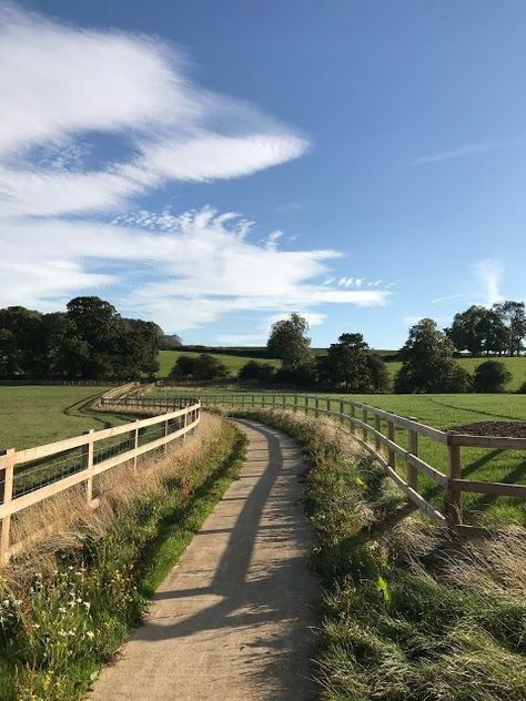 English Stables Aesthetic, Soho Farmhouse Exterior, Countryside House Farmhouse, Farmhouse On Land, Uk Farmhouse, Barn Landscaping, Countryside Farmhouse, Farm Property, Farmhouse Yard